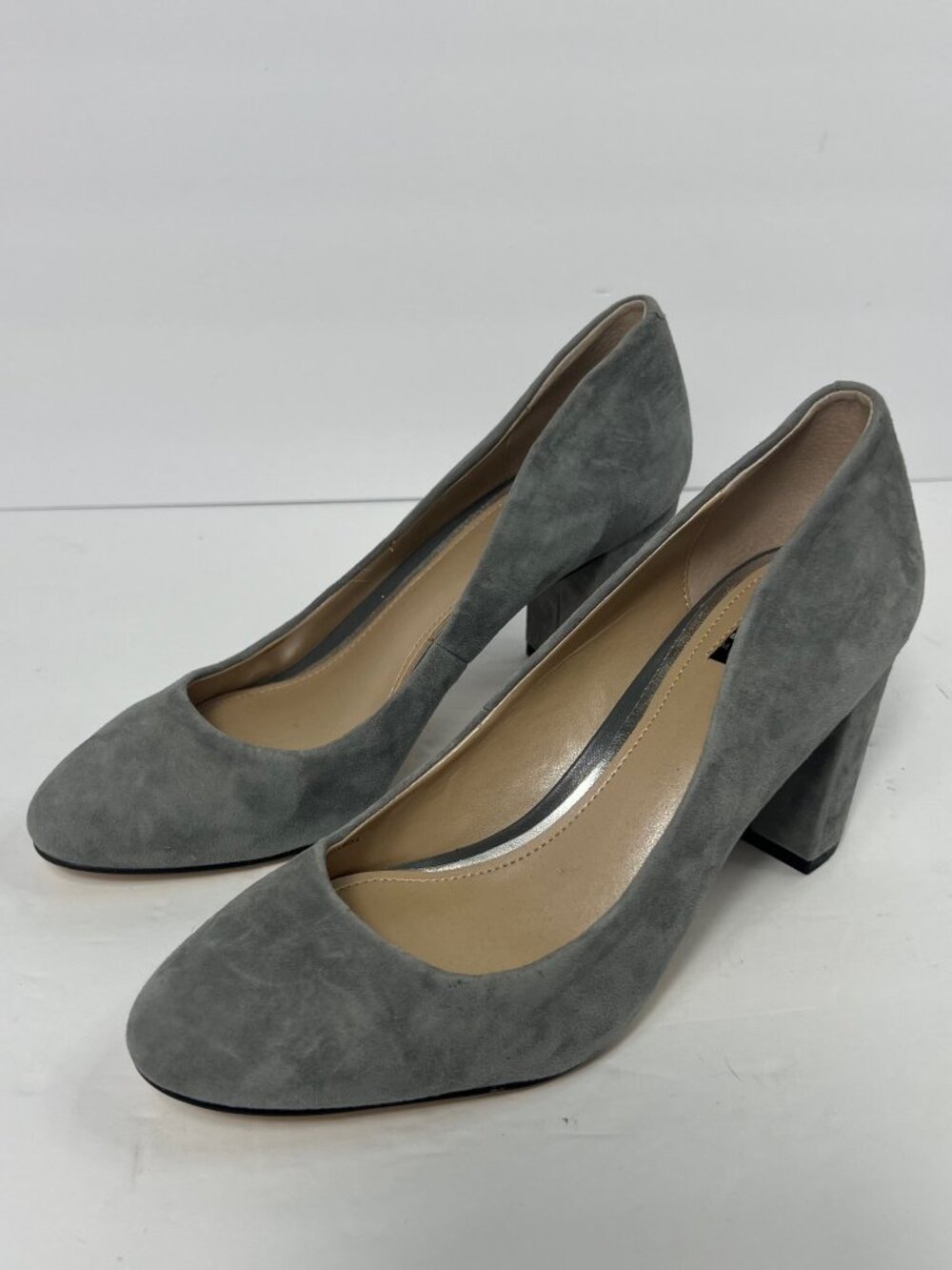 White House Black Market Gray Suede Round Toe Block Heel Pumps Size 7